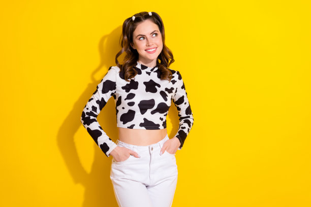 可爱的女孩农场老板的照片，看着空白的空间有机乳制品广告孤立在亮色背景图片下载