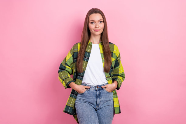 照片开朗的华丽可爱的好心情的女人长发型格子衬衫抱臂在口袋孤立的粉红色背景图片下载