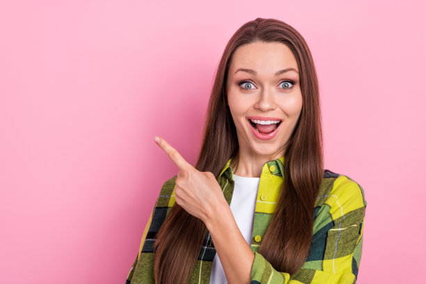 有趣的印象女人的照片，长发型，格子衬衫，在粉红色的背景上孤立的折扣空间图片下载