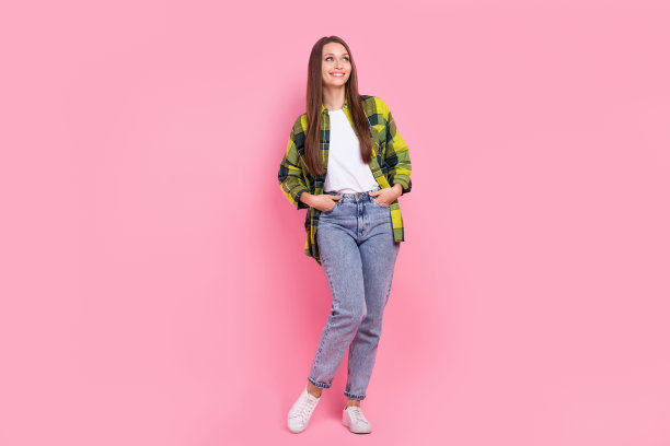 梦幻的年轻女子的全身照片穿着时尚的休闲装bershka新系列看起来空的空间广告孤立在粉红色的背景图片下载