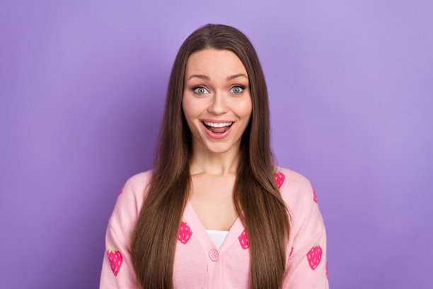 照片喜出于色兴奋有趣的年轻女士棕色头发震惊惊讶好消息疯狂购物促销日孤立在紫色的背景图片下载