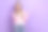照片年轻的推动者华丽的女人挽着手臂廉价的产品直接手指有用的主张品牌口号孤立在紫色的背景图片下载