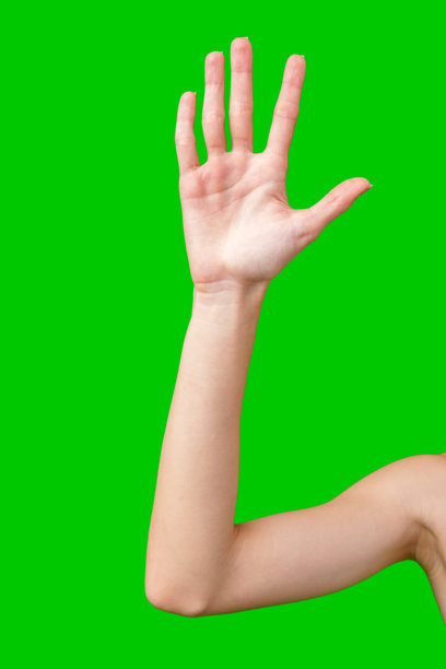 女子张开右臂，挡住绿幕图片下载