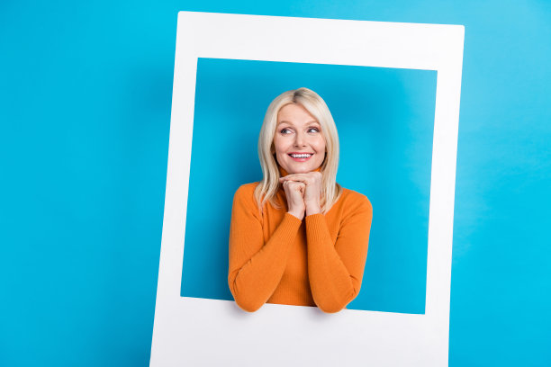 奶奶的肖像可爱的梦想双手在一起纸边框框事件照片区记忆孤立的青色背景图片下载