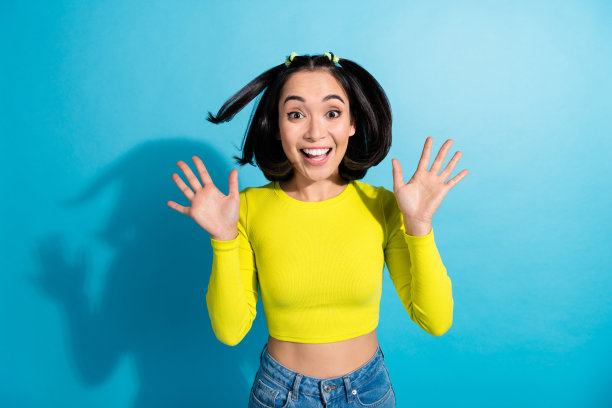 照片时髦的日本疯狂积极的女孩掌心惊喜意想不到的疯狂销售季节夏季广告孤立的蓝色背景图片下载