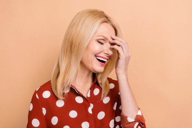 照片上喜出望外的老人手摸脸闭着眼睛笑孤立在米色背景图片下载