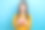 照片中漂亮可爱的女士穿着黄色衬衫，展示红色巧克力糖果盒，背景是蓝色的图片下载