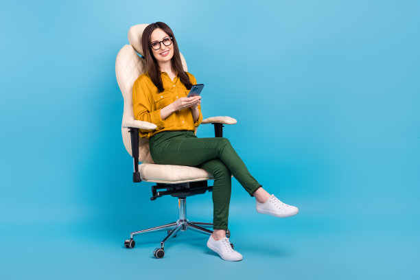 积极的女人穿黄色衬衫的全身照片发短信instagram推特电报空白的空间孤立的蓝色背景图片下载