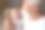 祖父怀里平静的婴儿。穿着白t恤的退休老人在家里抱着刚出生的孩子图片下载
