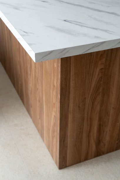 现代厨房柜台，大理石顶部和极简设计的木制底座图片下载