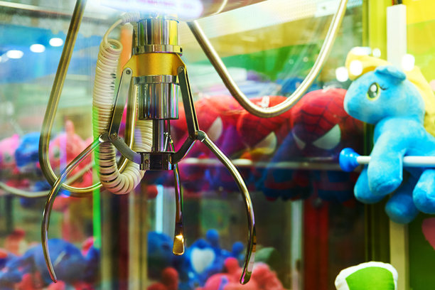 孩子们的彩色老虎机和柔软的玩具。图片下载