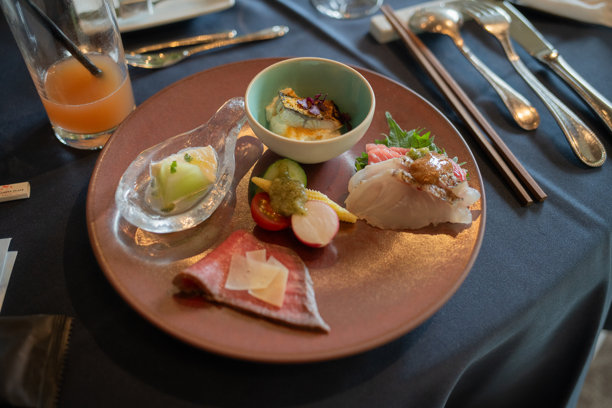 日本婚礼餐桌上的小日式海鲜料理图片下载