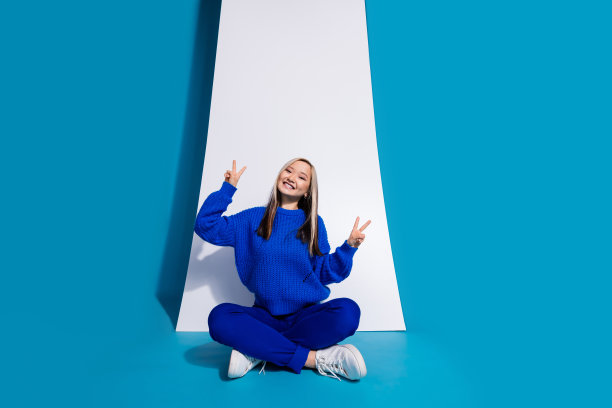 时尚韩国女孩的照片肖像广告手机显示演示双v标志孤立在蓝色背景图片下载