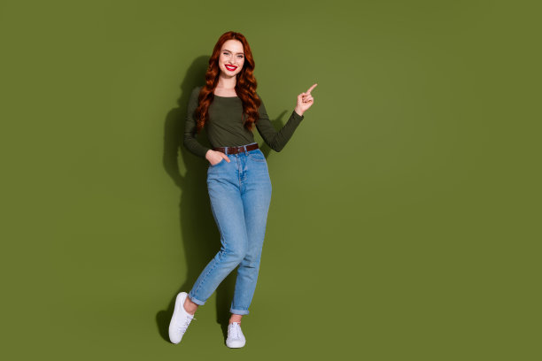 全身照片迷人的少女女士穿着衬衫微笑显示手指空白空间孤立的卡其色背景图片下载