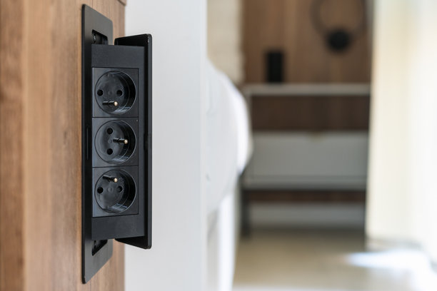 现代化的电源插座安装在墙壁上，在现代室内自然采光图片下载