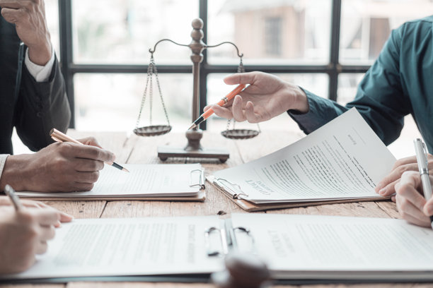 法律协议或财务报告，同时阅读和做笔记律师团队工作和分析文件。律师给孩子们提供法律方面的建议。特写照片图片下载
