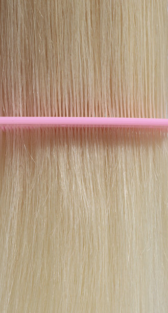 金色的头发在风中飘动，粉色的发刷图片下载