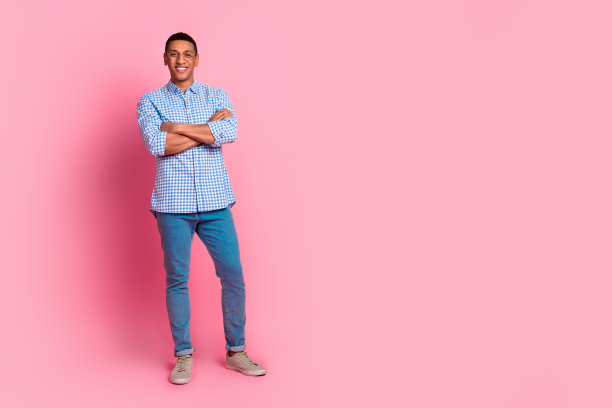 有吸引力的有趣的家伙穿格子衬衫的全长照片双臂交叉的空间孤立的粉红色背景图片下载
