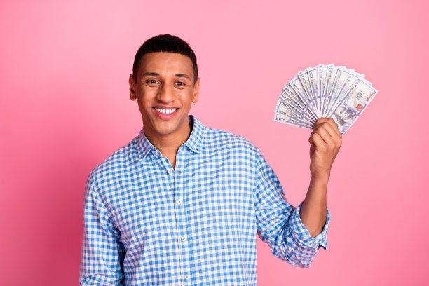 照片中时髦酷的家伙穿着格子衬衫，上升的美元扇空空间孤立的粉红色背景图片下载