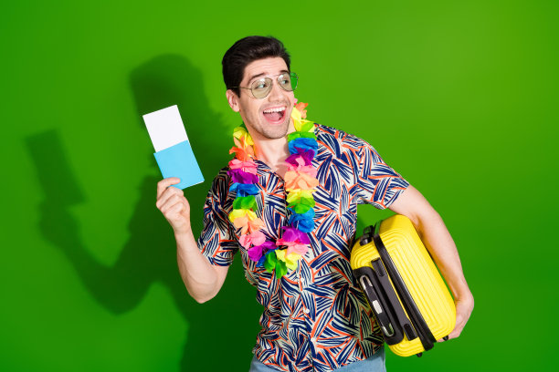 照片印象深刻的家伙鬃毛穿着印花衬衫在眼镜持有票袋看空空间孤立的绿色背景图片下载