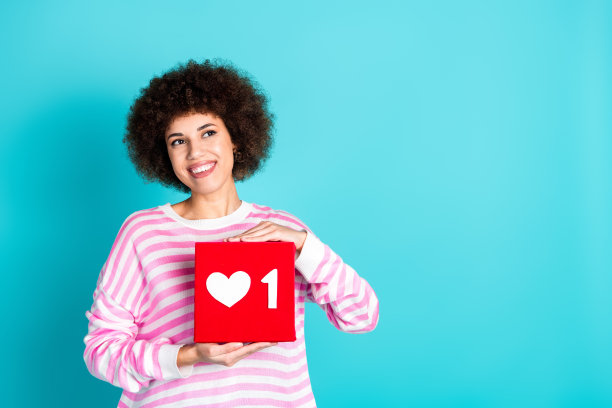 漂亮的年轻女子的照片像图标看空空间穿套头衫孤立的蓝绿色背景图片下载