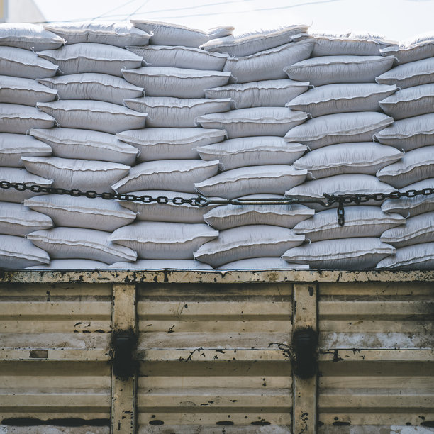 用卡车将小麦袋堆放到仓库。图片下载
