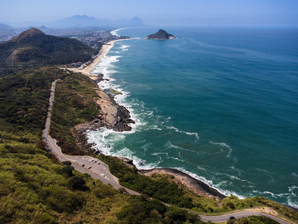 在巴西里约热内卢，靠近普拉尼亚海滩的Macumba和Praia do Secreto, Bandeirantes娱乐场鸟瞰图。周围都是大山。阳光明媚的一天。无人驾驶飞机的照片图片下载