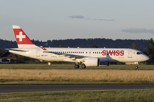 格拉茨机场跑道上的一架瑞士空客A220飞机即将飞往苏黎世图片下载