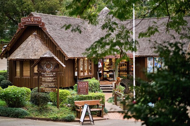 古色古香的氛围:时钟店的标志性德国小木屋风格的建筑从远处看，蒙特维尔，昆士兰图片下载