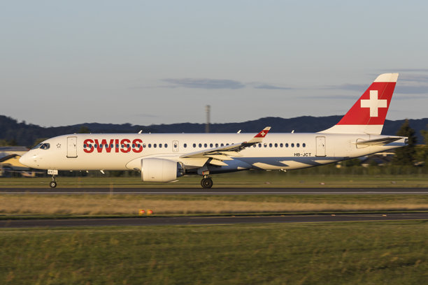 格拉茨机场跑道上的一架瑞士空客A220飞机即将飞往苏黎世图片下载