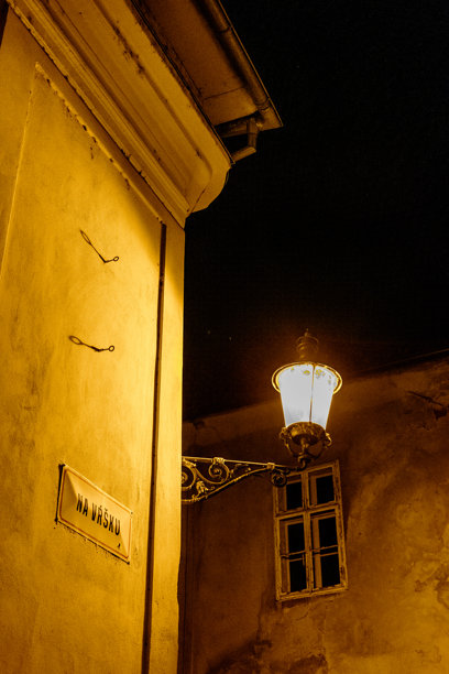 历史悠久的布拉迪斯拉发老城区街景夜景照片。图片下载