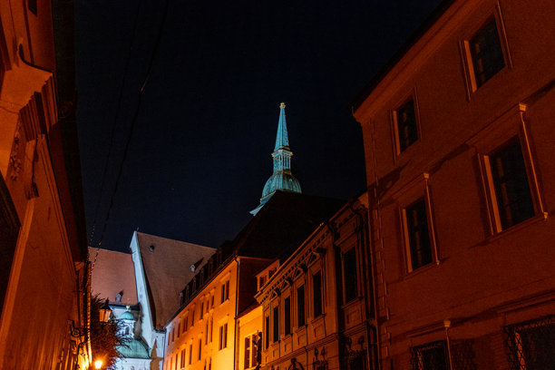 历史悠久的布拉迪斯拉发老城区街景夜景照片。图片下载