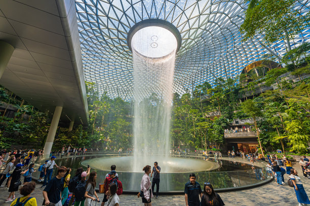 位于新加坡樟宜机场内的40米高的室内瀑布“雨漩涡”。旅游的概念图片下载