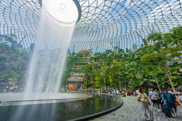 位于新加坡樟宜机场内的40米高的室内瀑布“雨漩涡”。旅游的概念图片下载