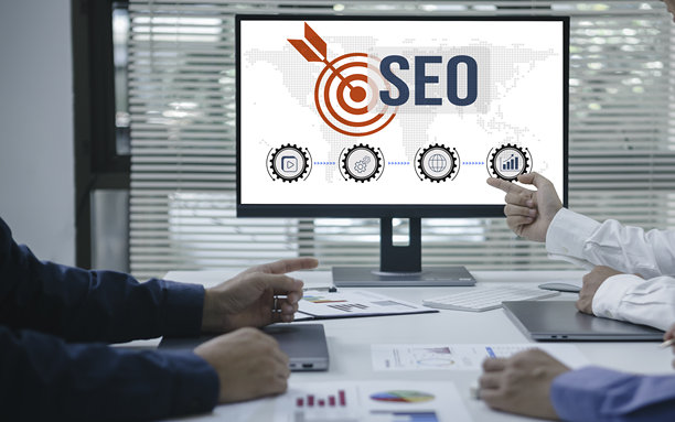 商人用计算机分析SEO，搜索引擎优化，市场营销，流量排名，网站，互联网，商业，技术。图片下载