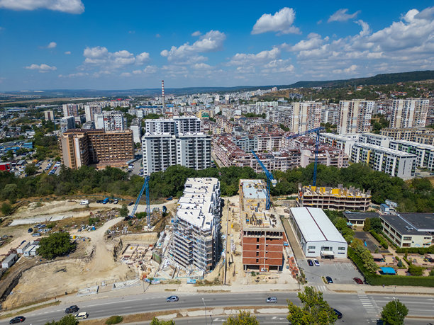 鸟瞰图的城市景观与正在进行的建设项目和已完成的住宅建筑。这张照片突出了城市的发展、扩张和现代基础设施的增长图片下载