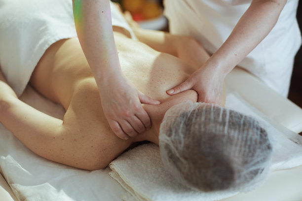 医疗按摩师在水疗沙龙按摩客户的颈部图片下载