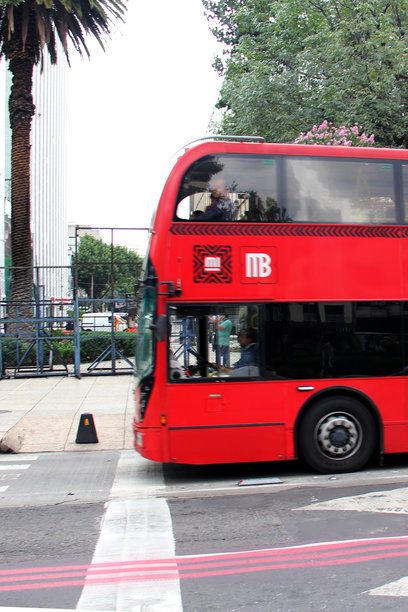 地铁巴士是一种红色的双层快速交通系统，在CDMX中有一条专用车道，经常发生事故图片下载