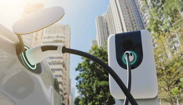 背景图片:在电站大楼充电的电动汽车。图片下载