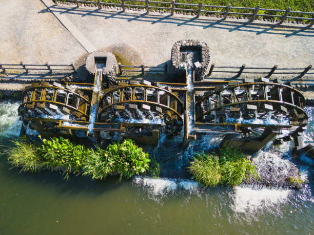 日本一个乡村小镇的“三轮水车”照片图片下载