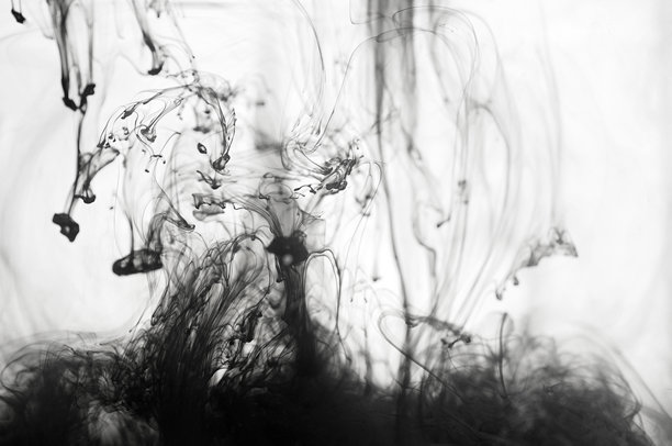 黑色墨水在水的背景图片下载