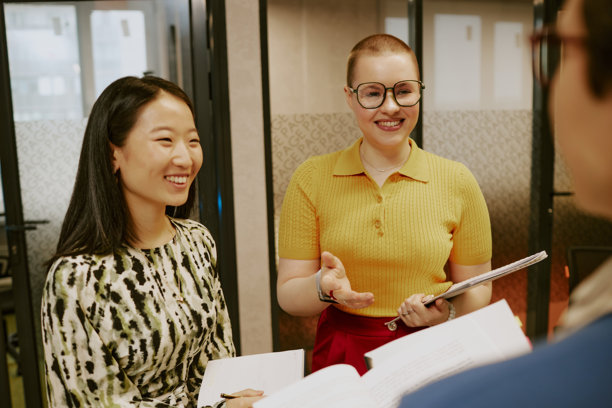 与不认识的同事交谈的混血儿女性图片下载