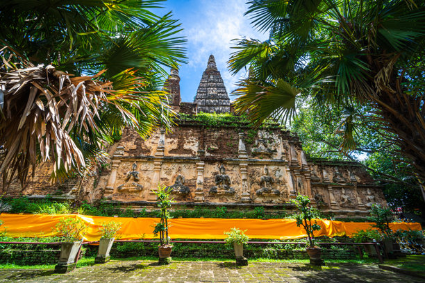 七座佛塔寺庙，是泰国清迈的主要旅游景点。傍晚，清迈的寺庙。图片下载
