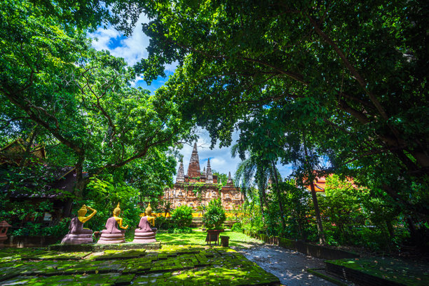 七座佛塔寺庙，是泰国清迈的主要旅游景点。傍晚，清迈的寺庙。图片下载