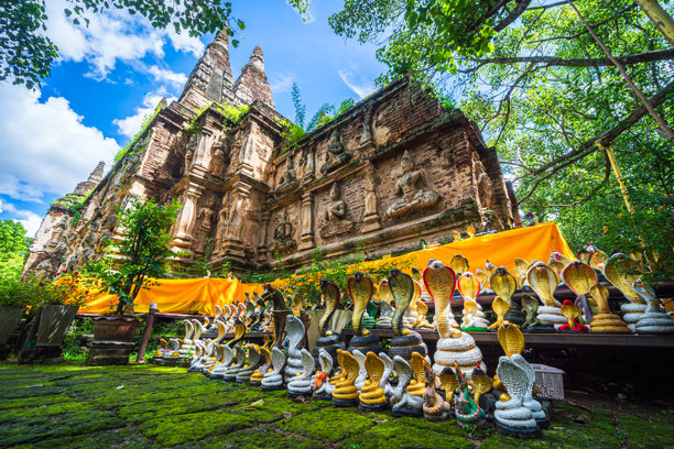 七座佛塔寺庙，是泰国清迈的主要旅游景点。傍晚，清迈的寺庙。图片下载