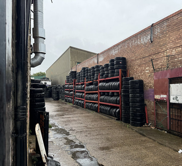 新轮胎放在架子上图片下载