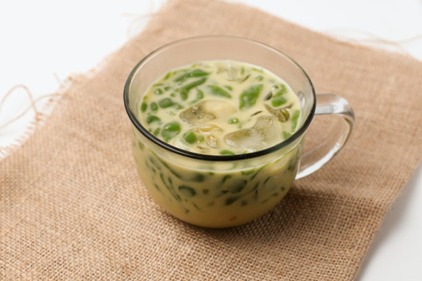 Cendol是一种含有绿色米粉果冻、椰奶和棕榈糖浆的甜点。它配上刨冰，在炎热的天气里是一种提神的小吃。图片下载