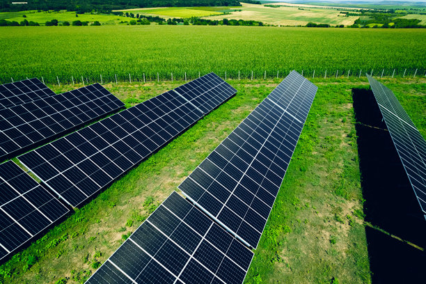 太阳能电池板公园产生绿色能源电力。绿色能源减少碳排放，使地球更清洁、更生态。图片下载