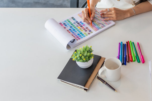 平滑焦点，一组网页设计师正在共同开发与UI UX前端设计师预览移动响应网站。网站设计师的形式与UI UX移动应用程序图片下载