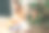 一位年轻的母亲穿着漂亮的衣服和她的小女儿在圣诞树旁边的地板上玩耍。妈妈和孩子在客厅打开礼物。图片下载